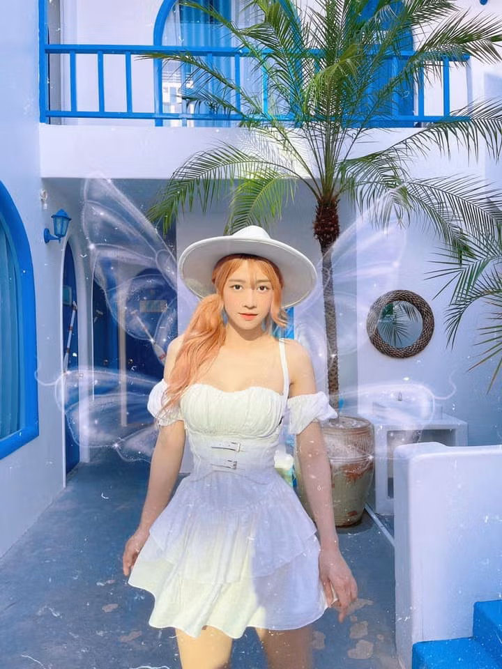 Ngoài là một idol trên MXH, Lê Bống còn tham gia đóng một số MV như Chỉ khi anh một mình, Chuyện tình anh thanh niên,... 9x từng không ít lần gây tranh cãi bởi một số drama về hình ảnh gợi cảm. Ảnh: Tổng hợp