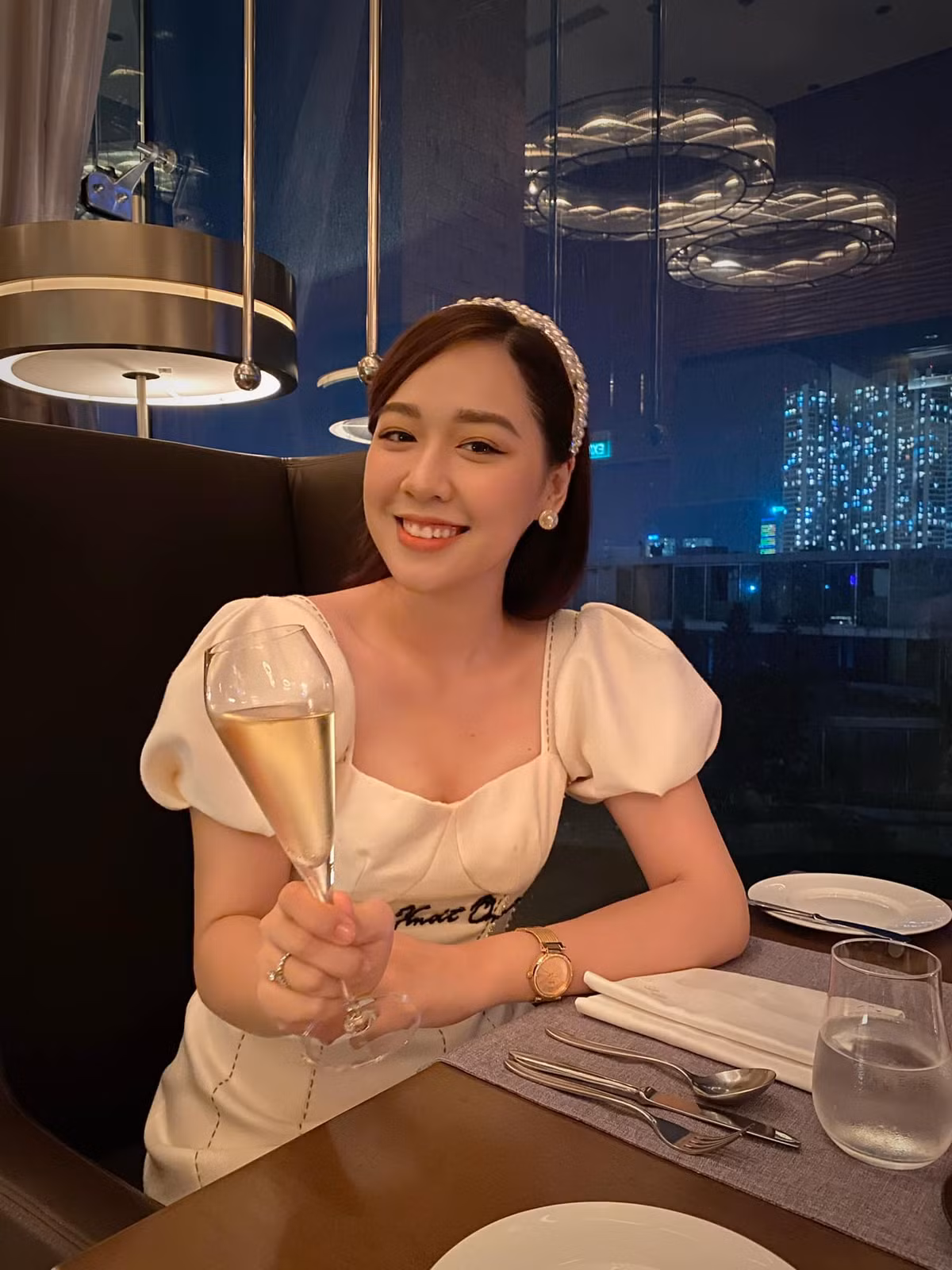 Không chỉ có khả năng giao tiếp tốt, Hà My khi ấy còn gây ấn tượng với khả năng ngoại ngữ cực tốt.