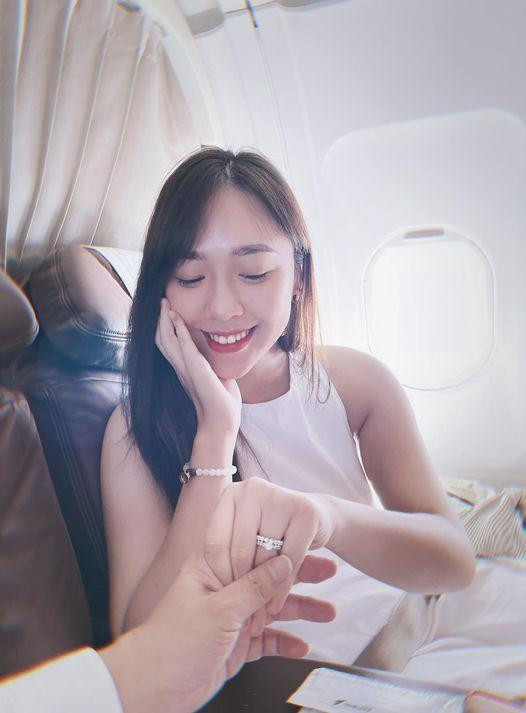 Mới đây trên trang cá nhân, Hà My gây chú ý khi đăng ảnh nắm tay bạn trai trên máy bay kèm theo đó là chiếc nhẫn cầu hôn, đính kim cương lấp lánh.