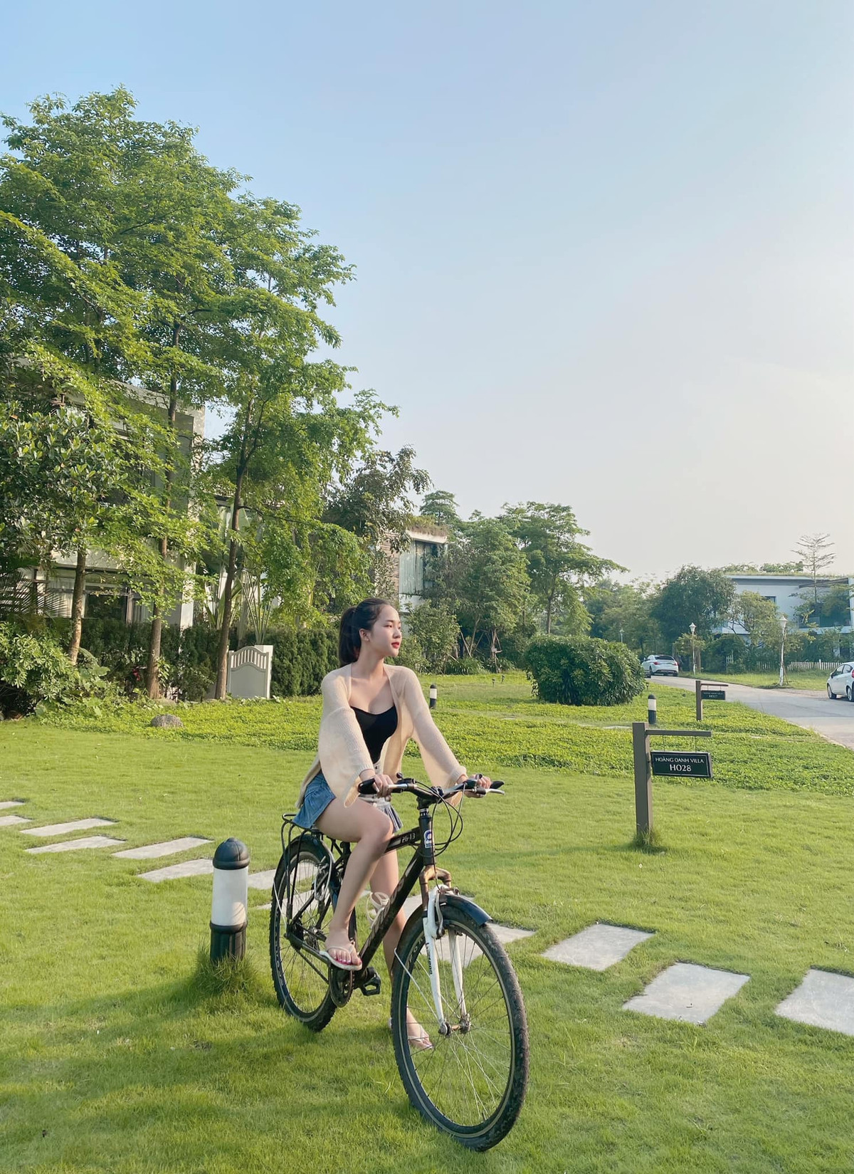 Mỗi bức ảnh mà cô đăng tải đều nhận về lượng tương tác khá cao, đa phần bình luận là khen ngợi sắc vóc của cô. Ảnh: FBNV