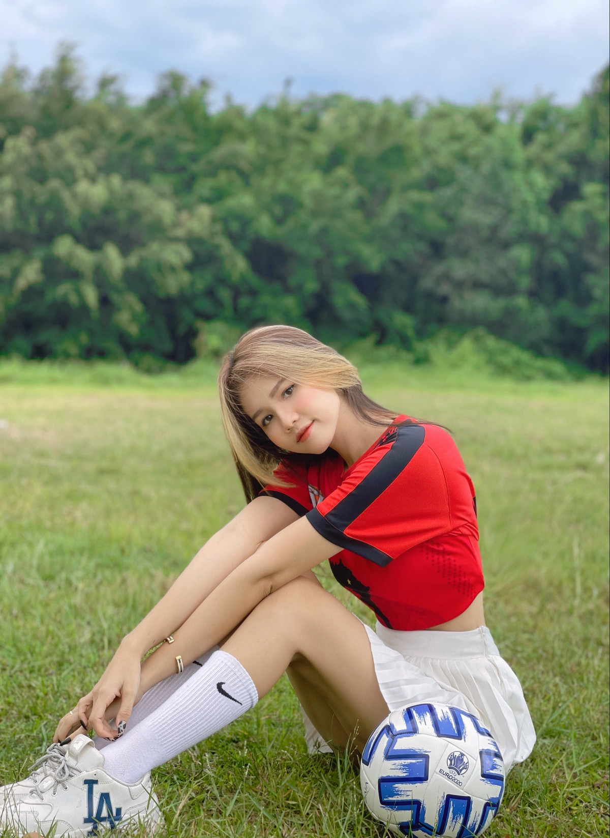 Sau khoảng 1 năm nổi tiếng từ khoảnh khắc ngồi trên khán đài, "hot girl bóng đá" có khá nhiều thay đổi, đặc biệt là về ngoại hình và phong cách.