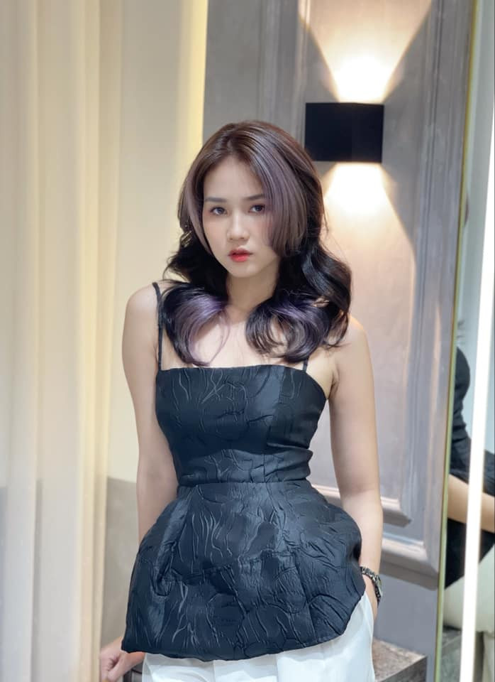 Khác với hình ảnh trên khán đài năm đó, Kim Yến của hiện tại đã trưởng thành và gợi cảm hơn xưa.