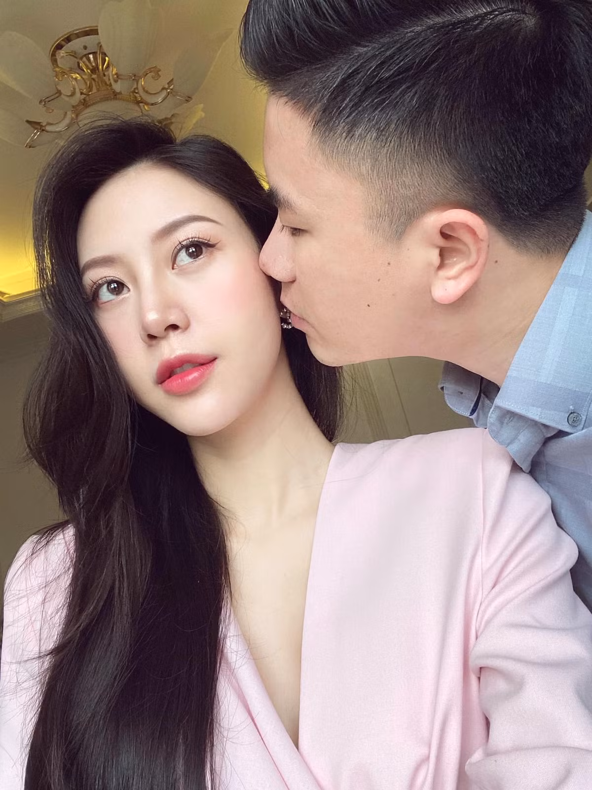 Phu nhân giám đốc vẫn tự tin phô diễn đường cong, vòng 1 nóng bỏng cùng đôi chân thon gọn dù đang mang thai.