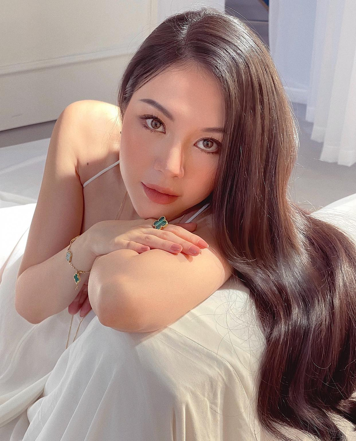 Thi thoảng, netizen mới thấy gái xinh đăng tải vài ba tấm ảnh khoe sắc trên trang cá nhân.