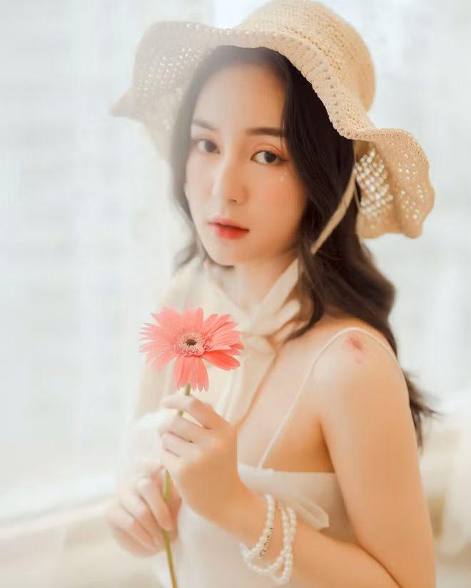 Được biết người đẹp có tập luyện yoga. Đặc biệt là yoga bay, các động tác sẽ được thực hiện dưới sự hỗ trợ của võng.