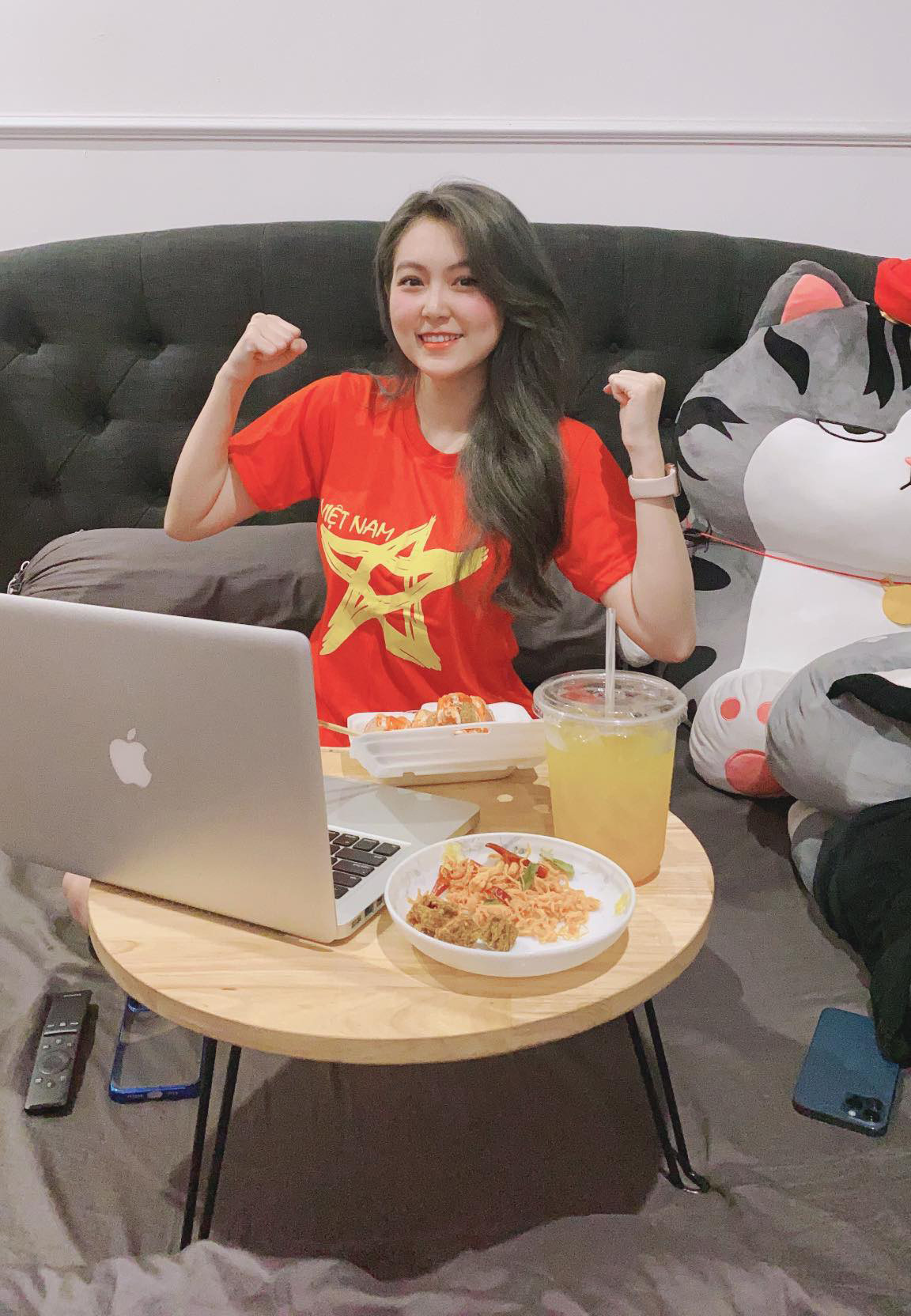 Vào tối qua, khi hot girl Trần Trân chia sẻ những hình ảnh đang cổ vũ đội tuyển bóng đá Việt Nam và bất ngờ gây chú ý trên MXH. Được biết, cô gái này cũng là một fan bóng đá chính hiệu và chưa bỏ lỡ trận cầu nào của đội tuyển Việt Nam những năm trở lại đây.