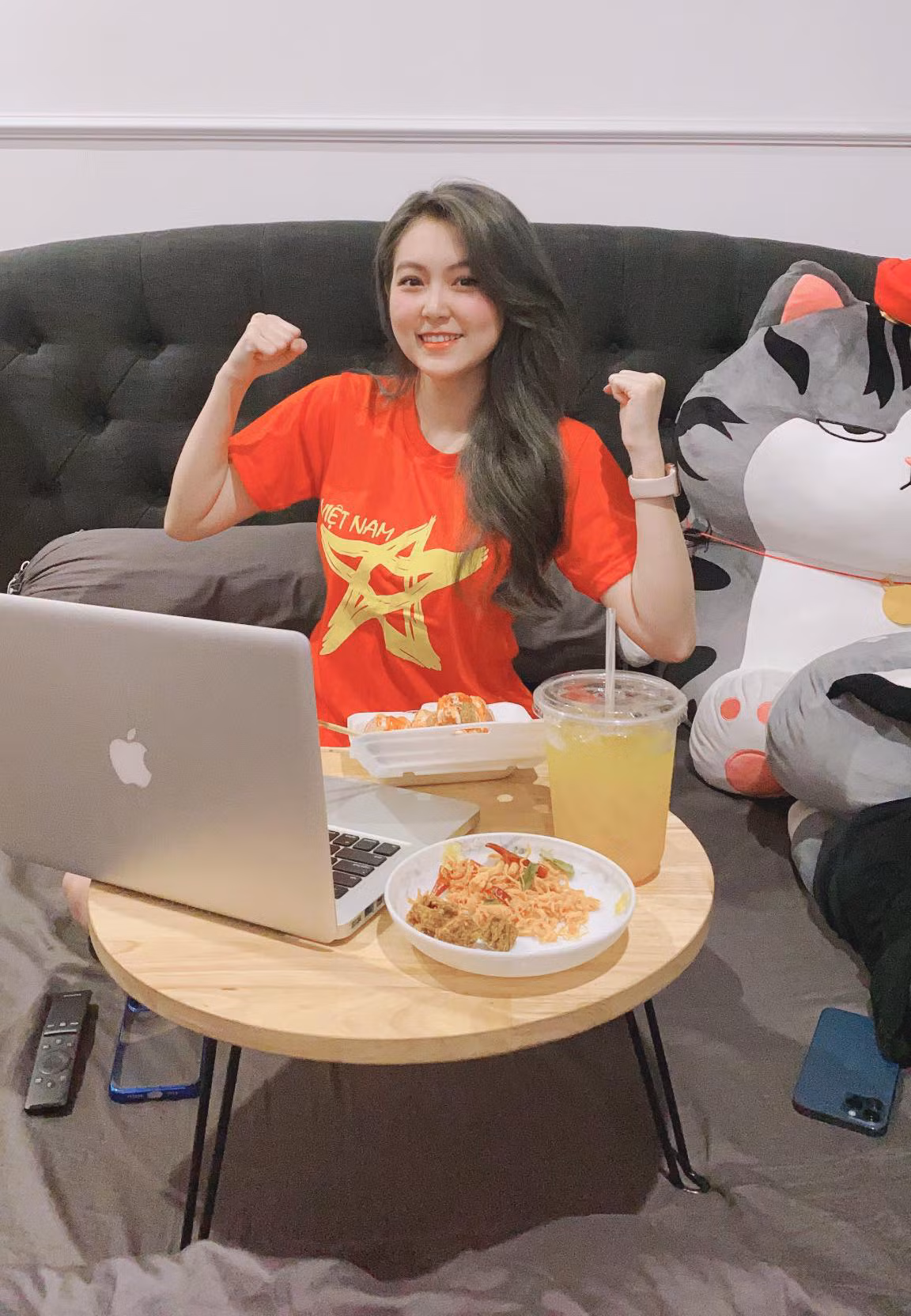 Vào tối qua, khi hot girl Trần Trân chia sẻ những hình ảnh đang cổ vũ đội tuyển bóng đá Việt Nam và bất ngờ gây chú ý trên MXH. Được biết, cô gái này cũng là một fan bóng đá chính hiệu và chưa bỏ lỡ trận cầu nào của đội tuyển Việt Nam những năm trở lại đây.