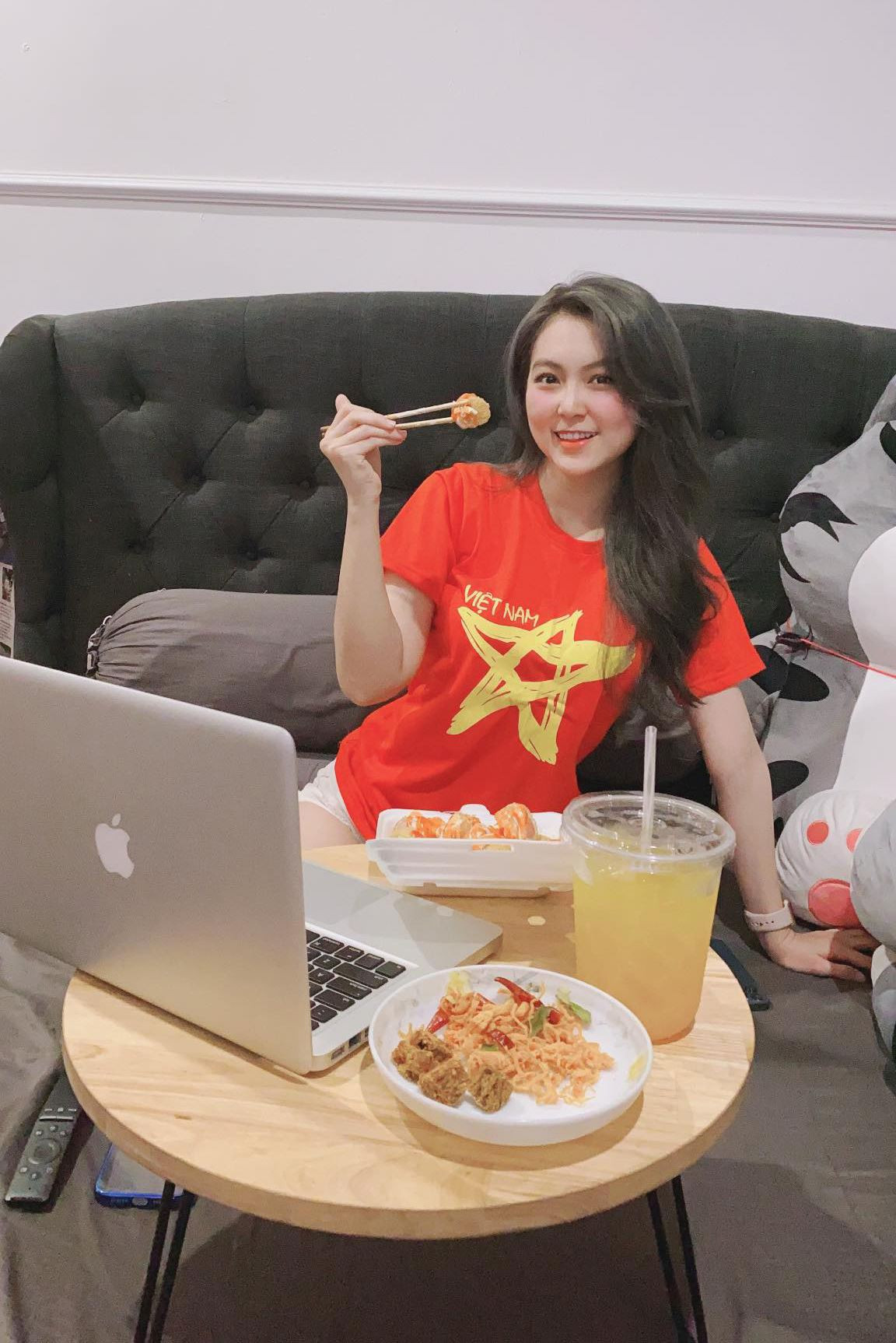 Co vu doi tuyen Viet Nam, co giao hot girl noi khap coi mang