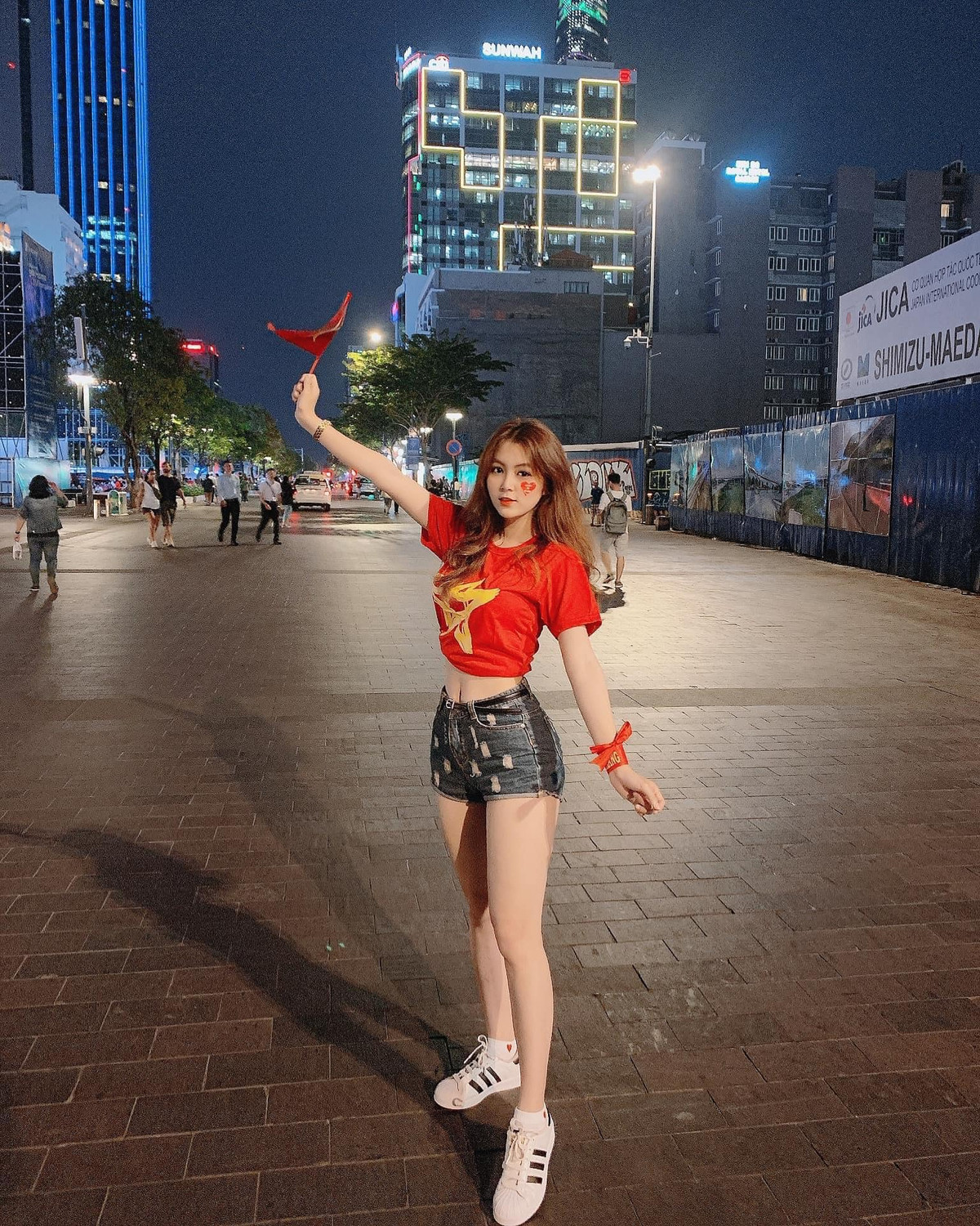 Trân tiết lộ, năm nay vì lý do dịch bệnh không tụ tập nên không gian thưởng thức trận đấu Việt Nam - Malaysia sẽ phòng ngủ của cô.