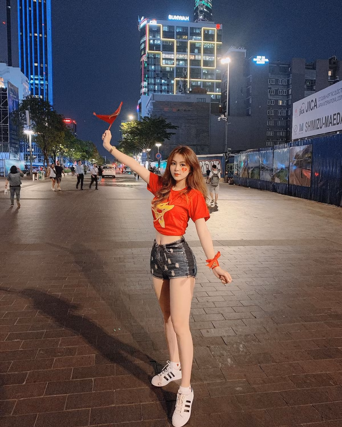 Trân tiết lộ, năm nay vì lý do dịch bệnh không tụ tập nên không gian thưởng thức trận đấu Việt Nam - Malaysia sẽ phòng ngủ của cô.