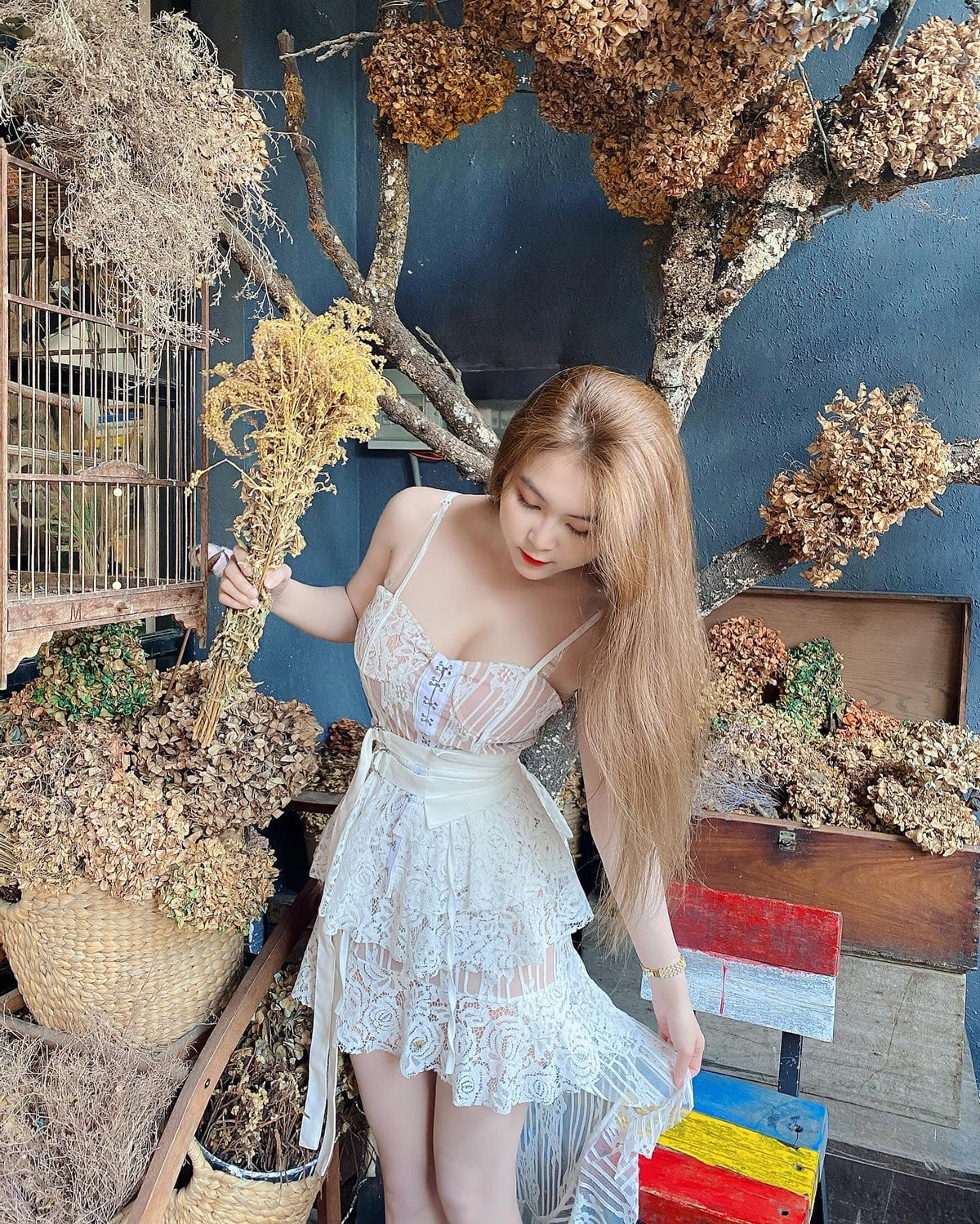 Ngoài Facebook, “cô giáo nóng bỏng nhất Việt Nam” còn có hàng trăm nghìn lượt follow trên Instagram, kênh YouTube riêng. Sau 3 năm nổi tiếng, Nam Trân vẫn có sức hút mạnh mẽ.