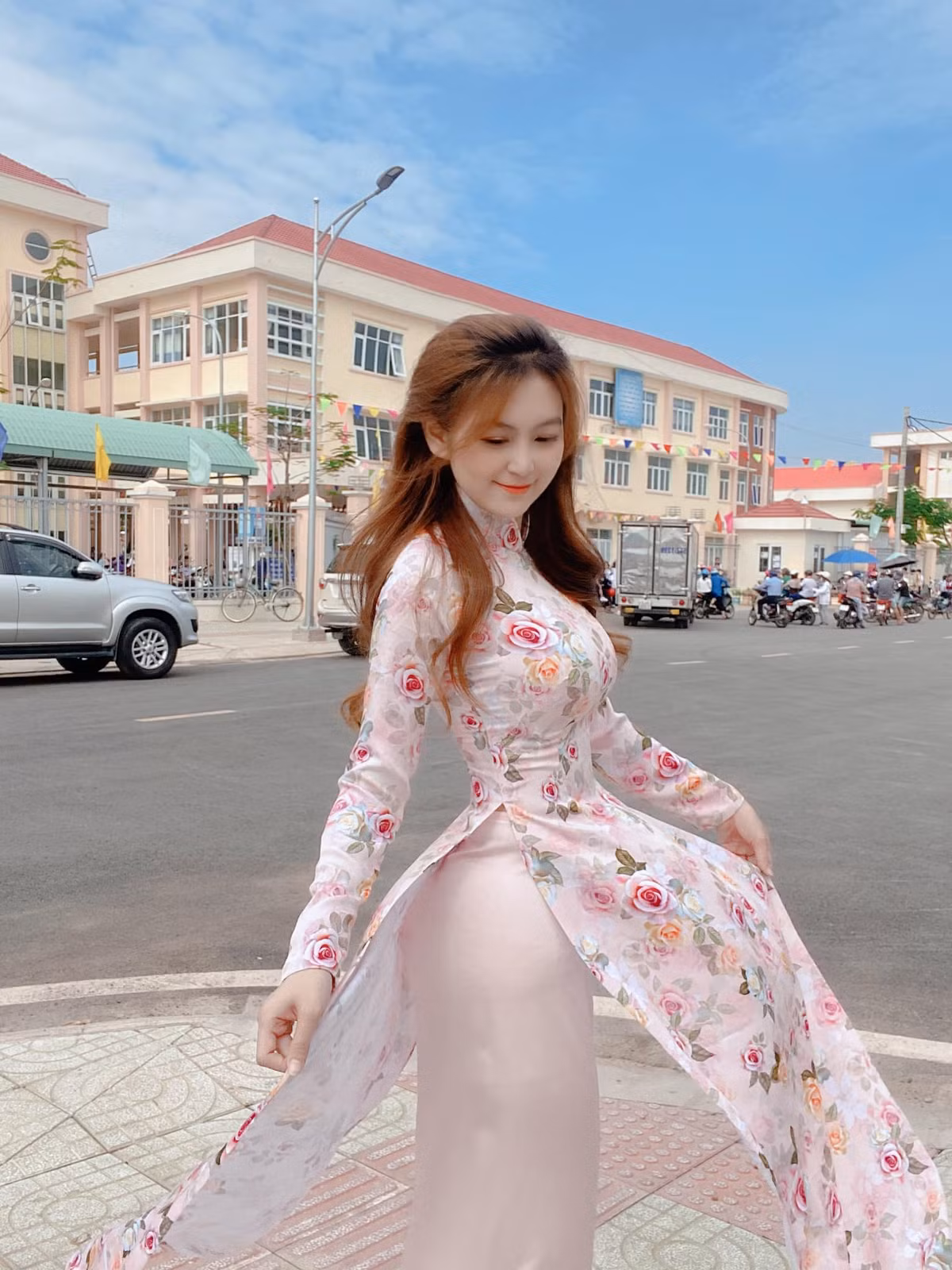 Là cô giáo hot girl trong mắt cư dân mạng nên cả khi diện áo dài Trần Trân vẫn hút mắt người đối diện.