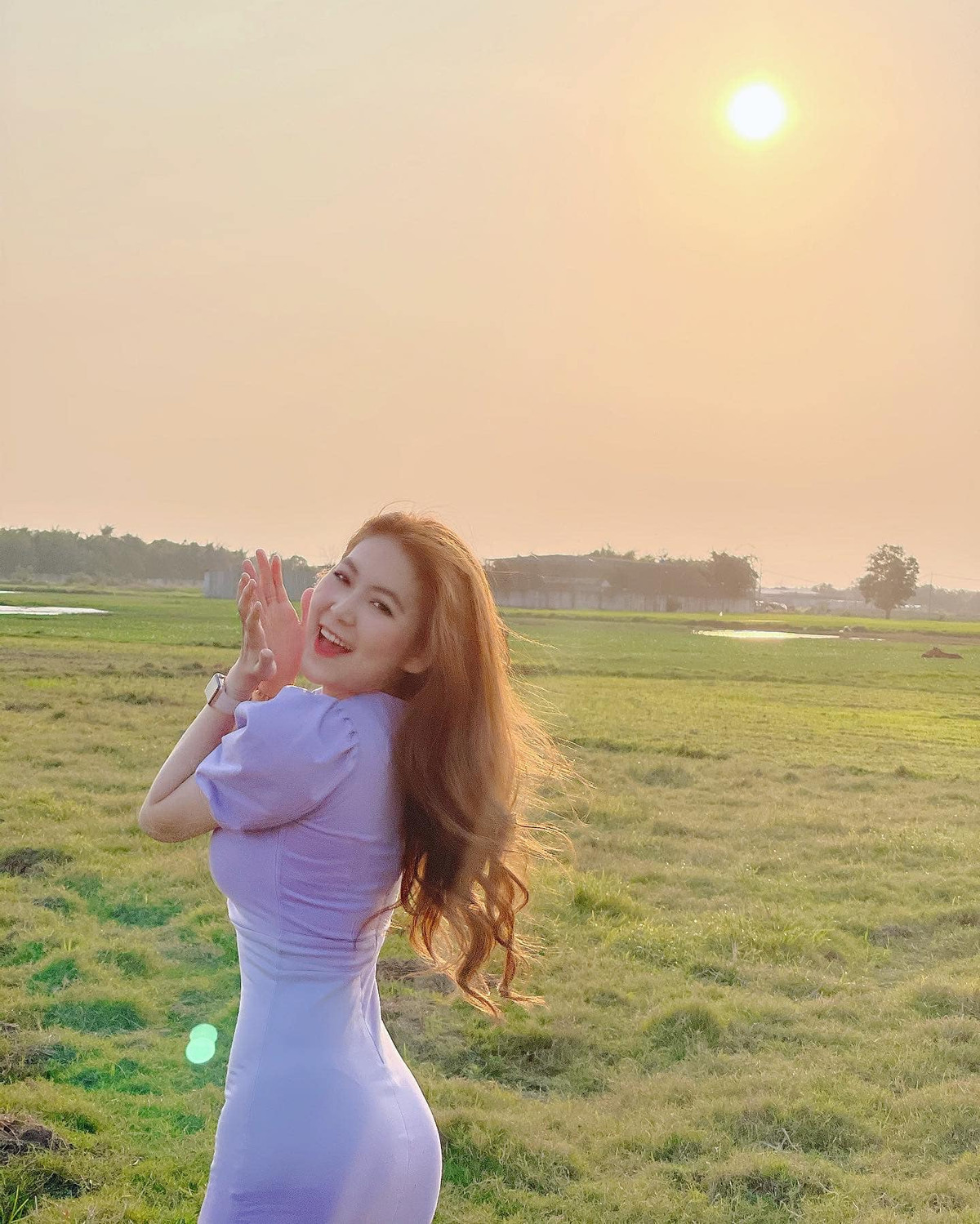 Trần Trân thỉnh thoảng mới dạy thêm nhưng vẫn mang danh "cô giáo nóng bỏng nhất Việt Nam". Cô nàng hiện sở hữu lượng fan khủng với hơn 470.000 lượt theo dõi trên Facebook.