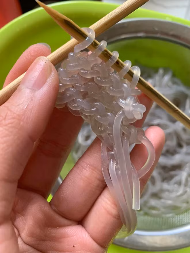 Những sợi bánh canh vốn dĩ là món ăn cũng nhanh chóng trở thành thú vui của người làm bếp. Ảnh: Facebook