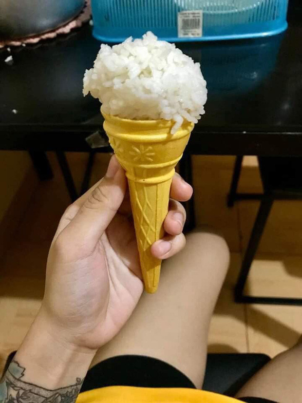 Ở nhà trong những ngày cách ly rảnh quá không biết làm gì, người này đã lấy cơm tạo thành cây kem siêu hấp dẫn. Ảnh: Facebook