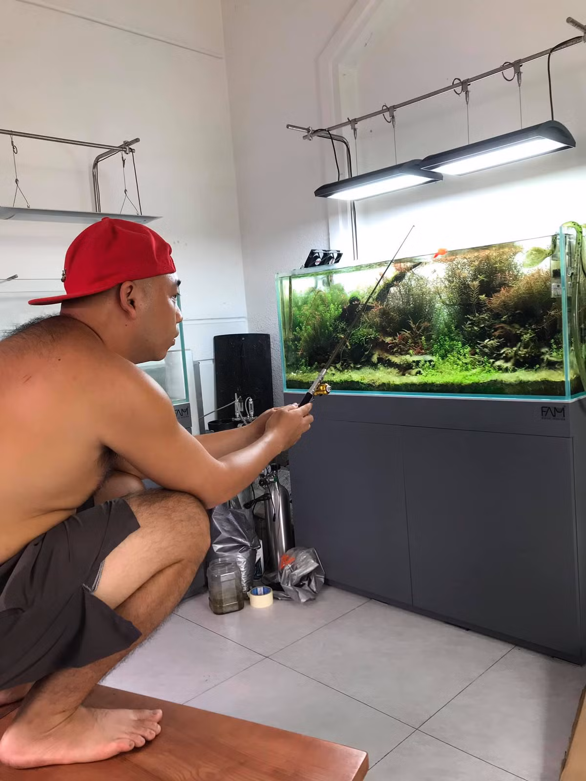 Chia sẻ hình ảnh, chủ nhân của nó còn đăng tải thêm dòng trạng thái: "Giãn cách không được ra ngoài câu cá thì ta câu cá trong nhà. Không sao hết có mười mấy ngày thôi mà anh em". Bài đăng của người này đã nhanh chóng nhận về lượng bình luận khá lớn, hầu hết đều thông cảm bởi câu cá có lẽ là thói quen nên dù ở nhà nghỉ dịch vẫn cố tìm được thú vui thay thế. Ảnh: Lê Minh Phát