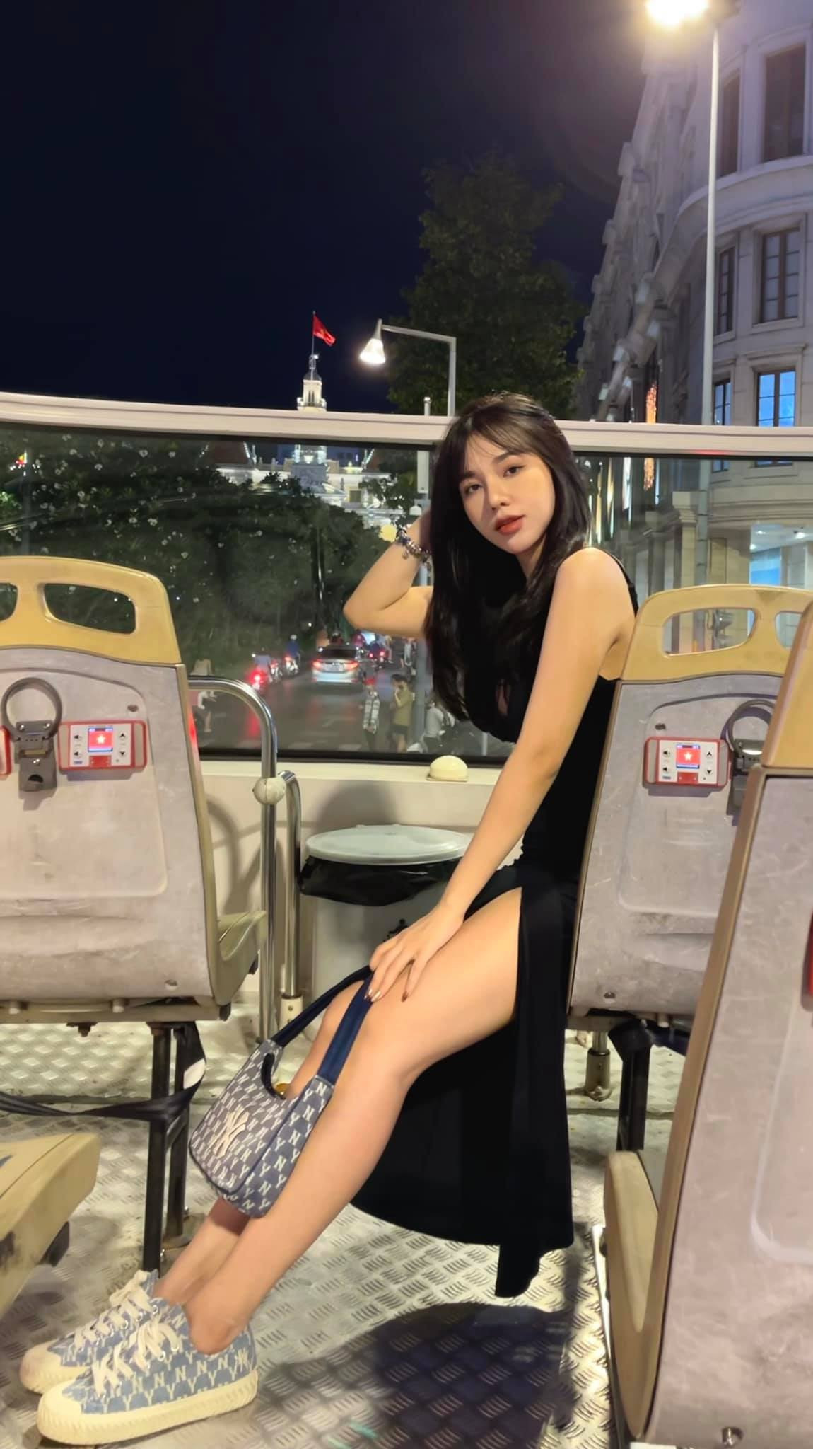 Sức hấp dẫn của cô nàng đến từ ngoại hình quyến rũ và gu thời trang hiện đại. Ảnh: FBNV