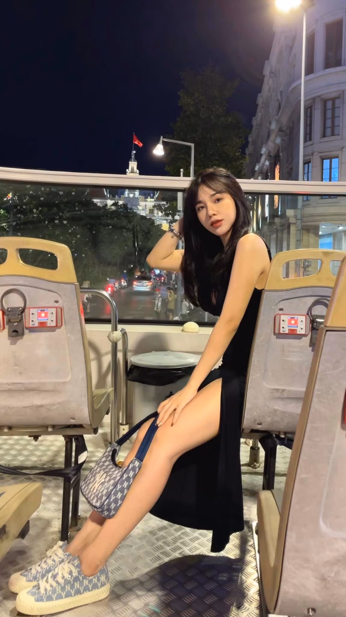 Sức hấp dẫn của cô nàng đến từ ngoại hình quyến rũ và gu thời trang hiện đại. Ảnh: FBNV