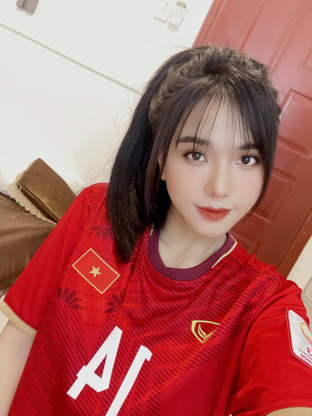 Được biết, Gia Hân và Hoàng Đức đã bên nhau hơn 3 năm nay. Mối tình "chị ơi, em yêu anh" của họ từ lâu đã nhận được rất nhiều sự ngưỡng mộ trong làng bóng đá.