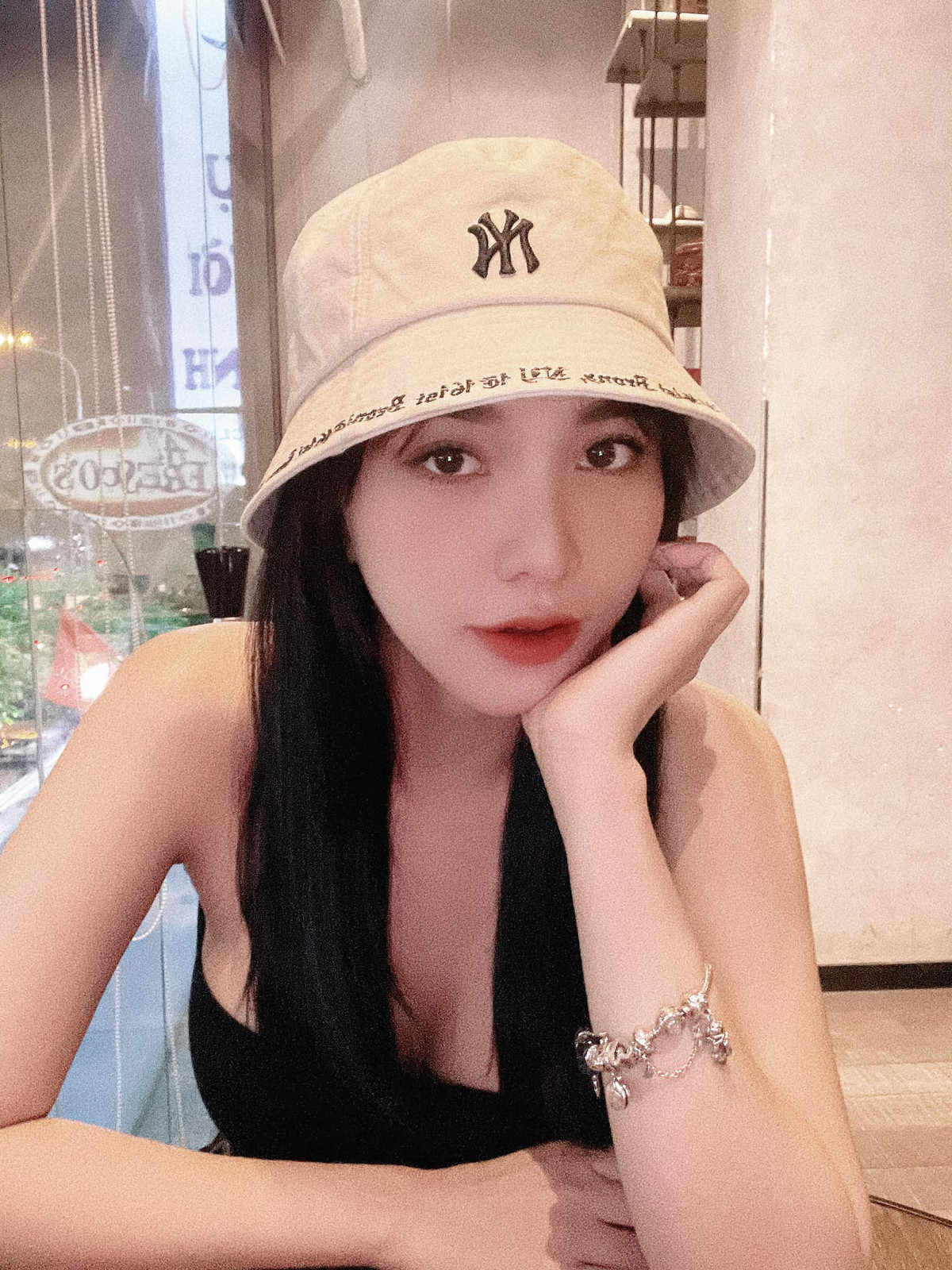 Trên Facebook cá nhân, cô thường xuyên chia sẻ những bức ảnh đời thường nóng bỏng.