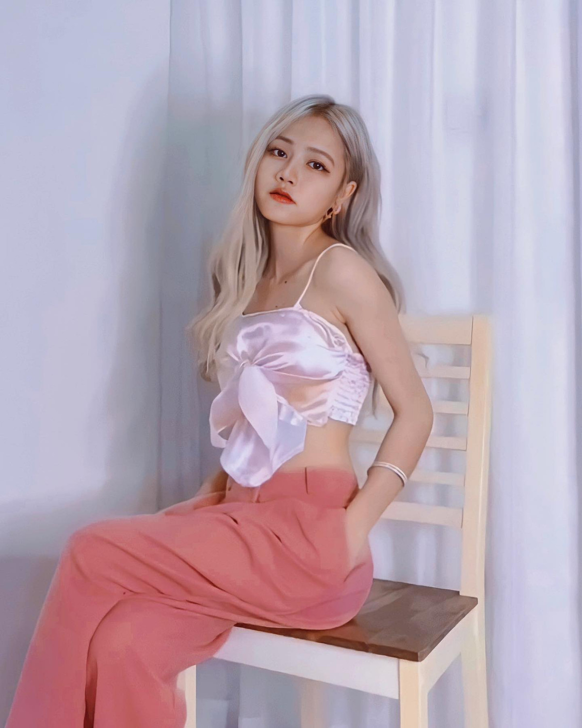 Được biết, Linh Chi là fan cuồng nhiệt của Mbappe bóng đá Pháp, cô mong rằng đội tuyển Pháp sẽ giành được ngôi vị cao nhất tại Euro 2020.