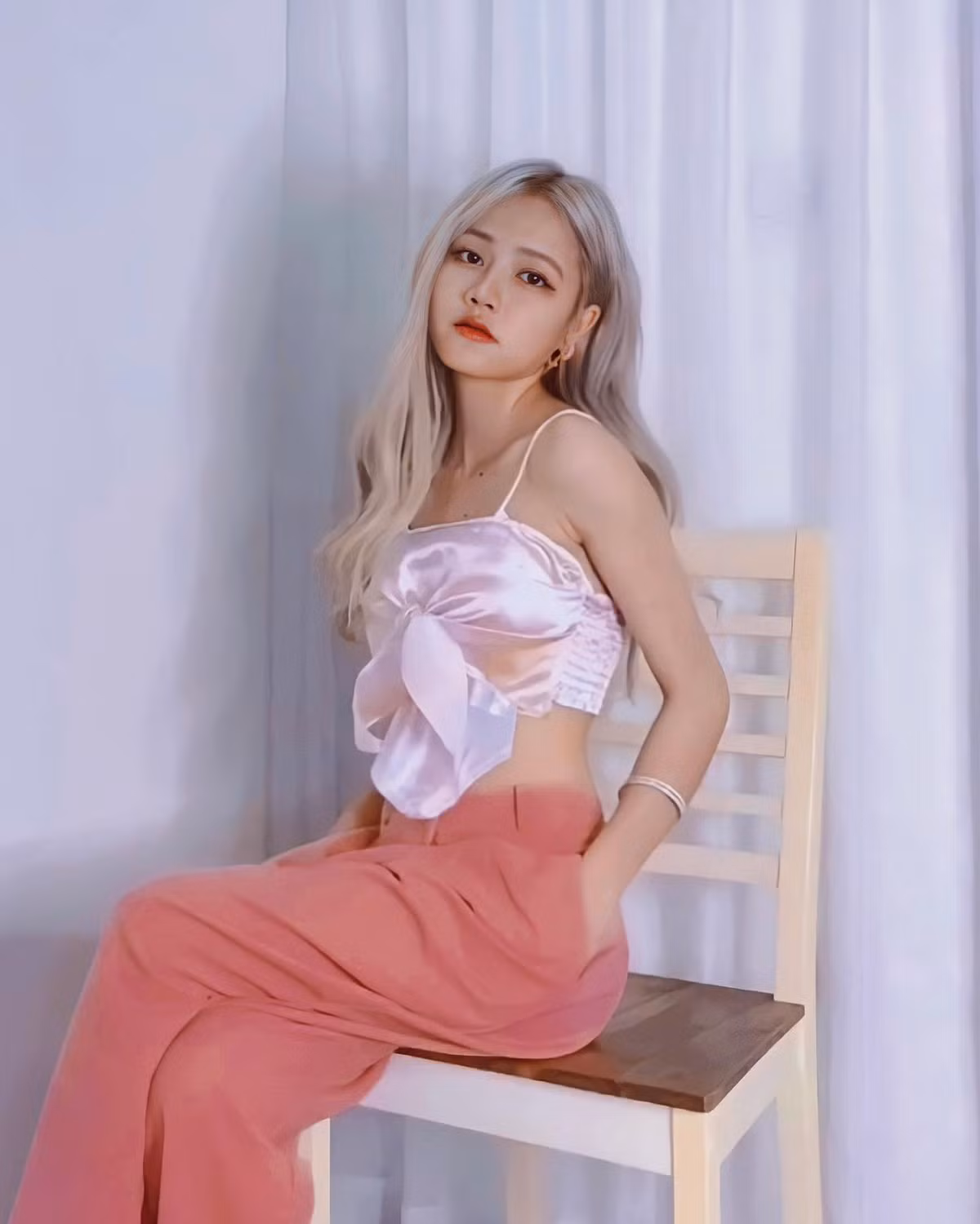 Được biết, Linh Chi là fan cuồng nhiệt của Mbappe bóng đá Pháp, cô mong rằng đội tuyển Pháp sẽ giành được ngôi vị cao nhất tại Euro 2020.