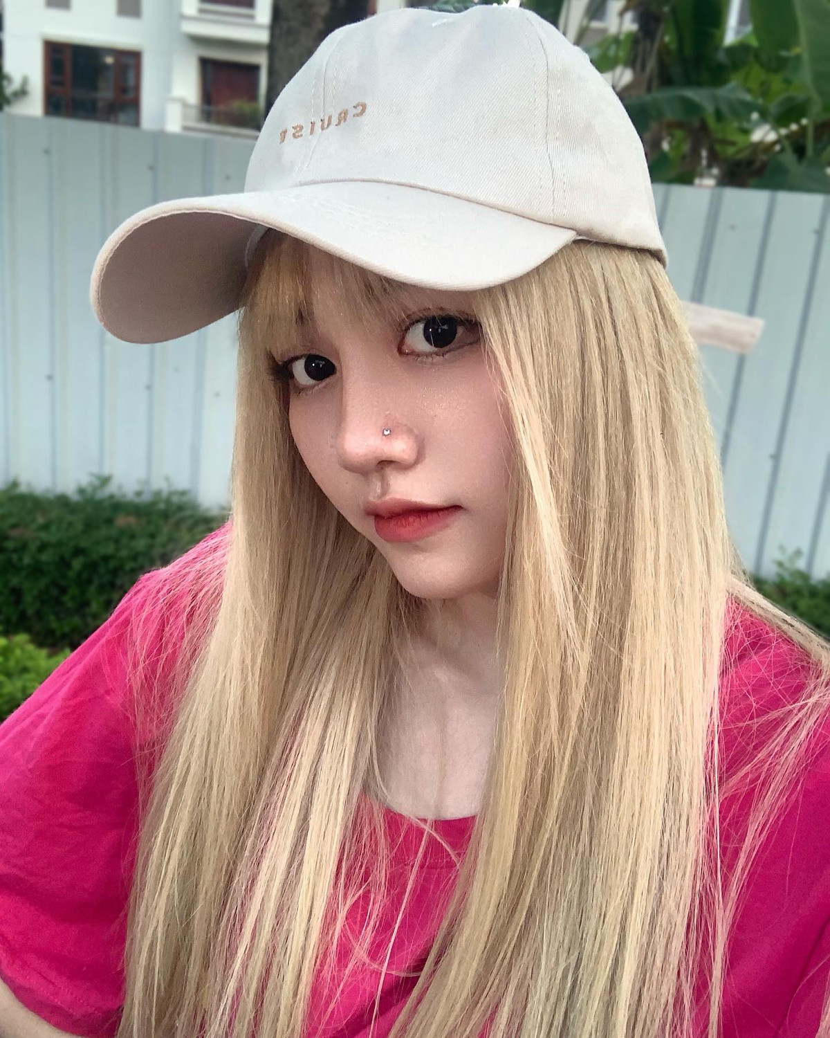 Dù là lựa chọn phong cách nào thì hot girl này vẫn rất xinh đẹp, cuốn hút, mái tóc nổi bật của cô chính là điểm nhấn.