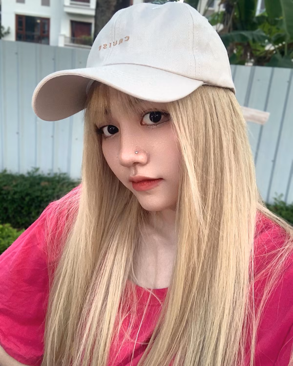 Dù là lựa chọn phong cách nào thì hot girl này vẫn rất xinh đẹp, cuốn hút, mái tóc nổi bật của cô chính là điểm nhấn.