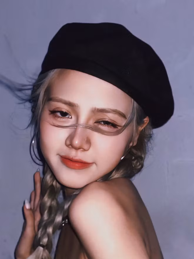 Linh Chi đang sở hữu một lượng fans đáng kể và số lượng người theo dõi ngày càng tăng. Trên Facebook cá nhân cô nàng đang có đến hơn 90 ngàn người theo dõi, 488 ngàn là con số mà cô đạt được trên Instagram.