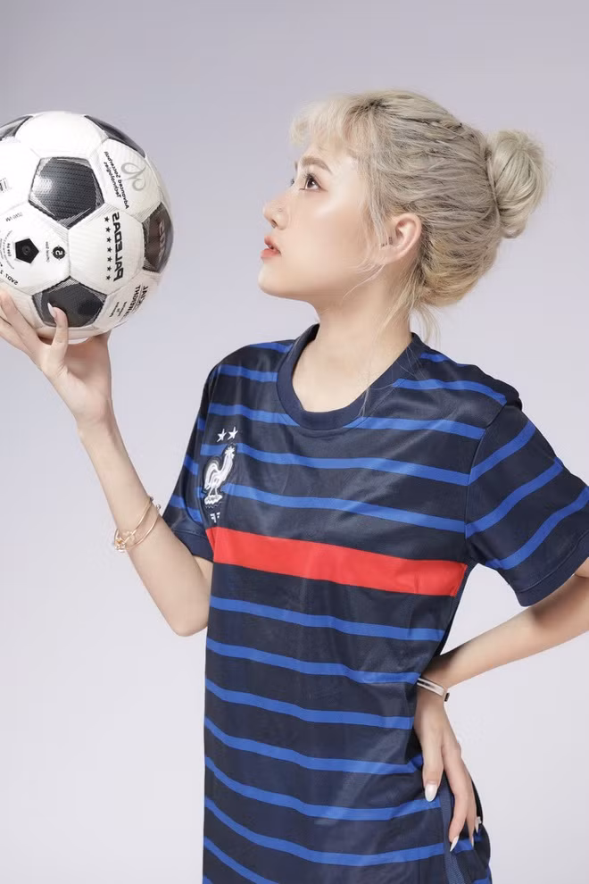 Ngoài là một TikToker, Linh Chi còn phát triển kênh Youtube cá nhân và đã đạt được con số đáng nể.