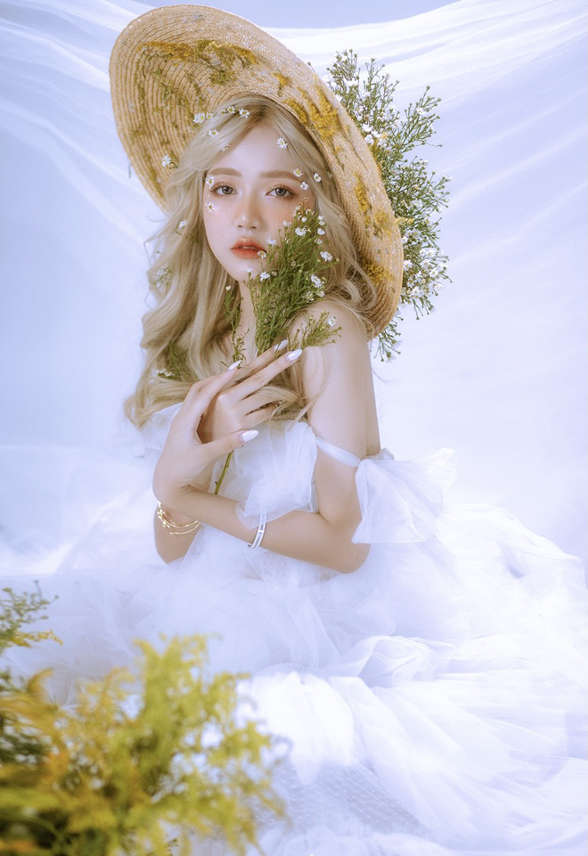 Những video của Linh Chi thường bám sát những vấn đề liên quan đến đời sống giới trẻ rồi sáng tạo theo ý tưởng riêng của bản thân. Thi thoảng, cô bạn làm những clip nhép hay biến hình “bắt trend”.