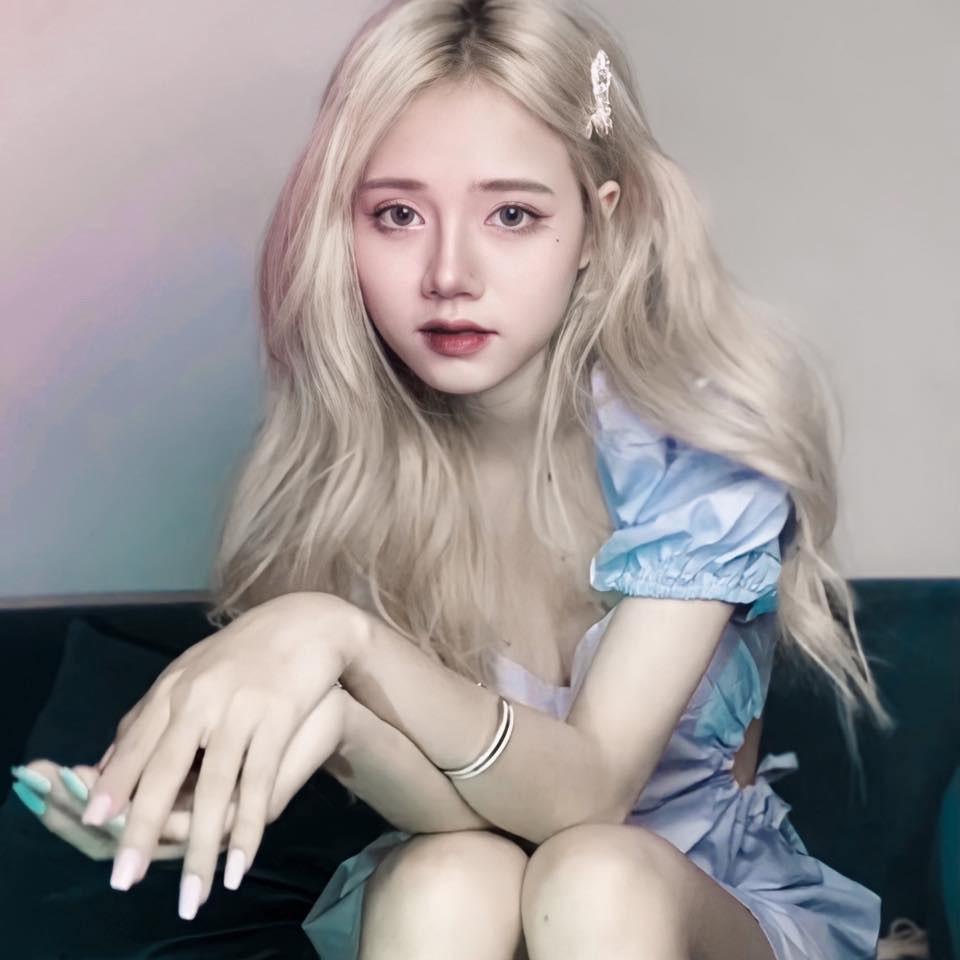 Sở hữu gương mặt xinh xắn, dễ thương, Lê Thị Linh Chi sinh năm 2001, quê ở Nam Định là một trong những cổ động viên nổi bật cho đội tuyển Pháp tại Euro 2020 đang được cộng đồng mạng chú ý.