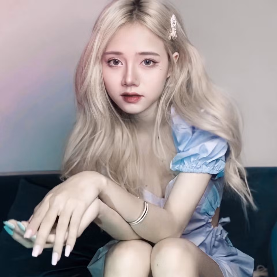 Sở hữu gương mặt xinh xắn, dễ thương, Lê Thị Linh Chi sinh năm 2001, quê ở Nam Định là một trong những cổ động viên nổi bật cho đội tuyển Pháp tại Euro 2020 đang được cộng đồng mạng chú ý.