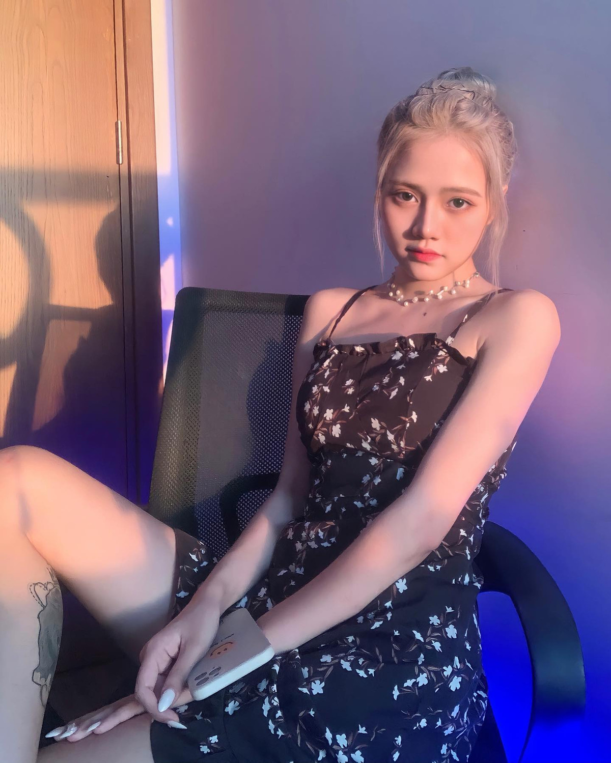 Điều khiến nhiều người ấn tượng ở Linh Chi chính là khả năng "biến hóa" từ hình ảnh "nàng thơ" đến mẫu người cá tính, mạnh mẽ trong từng hoàn cảnh.