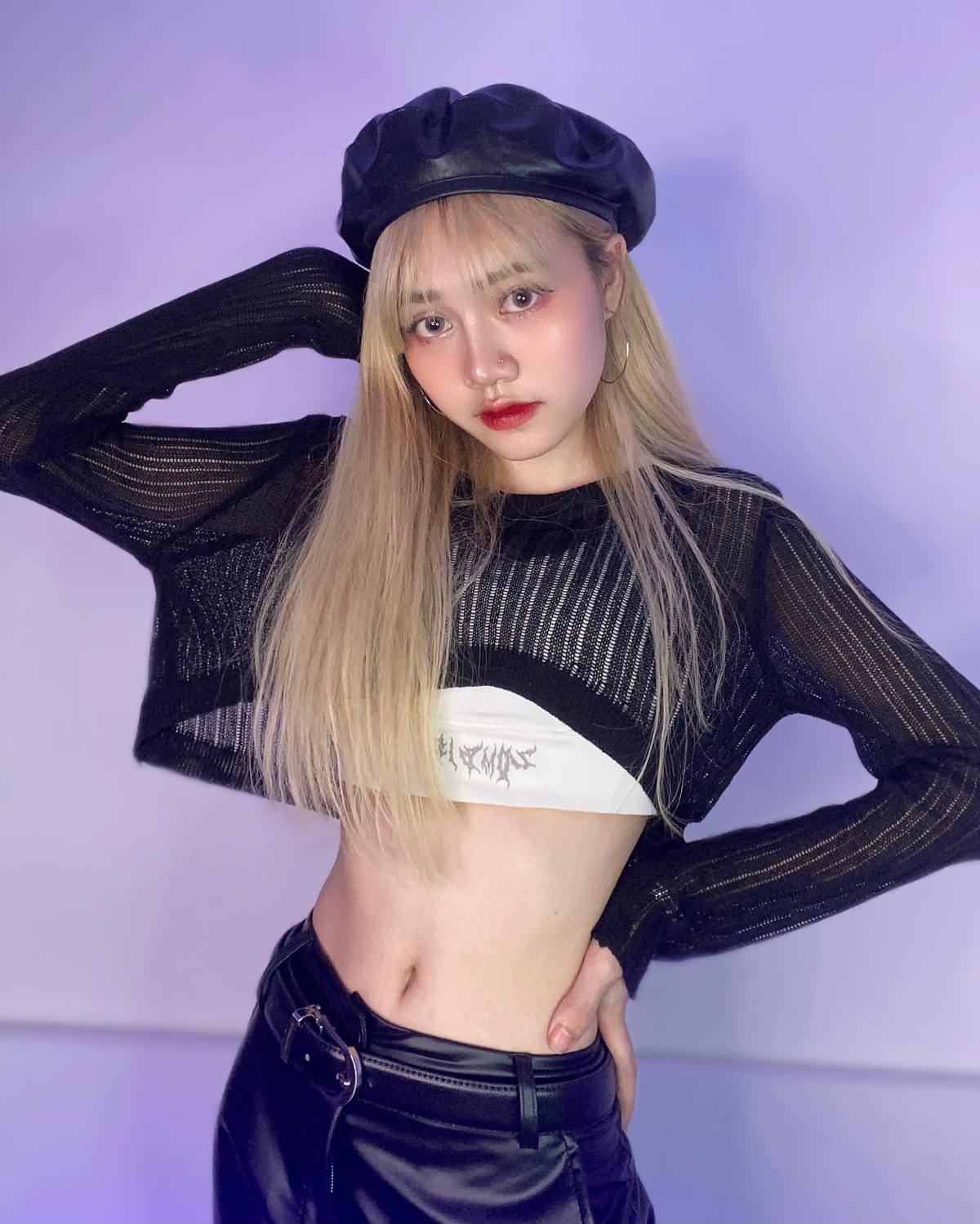 Hot girl 2K nhận được sự quan tâm của cộng đồng mạng bắt đầu từ những video trên TikTok. Dần dần, cô xây dựng hình ảnh qua các trang mạng xã hội khác như Facebook, Instagram.