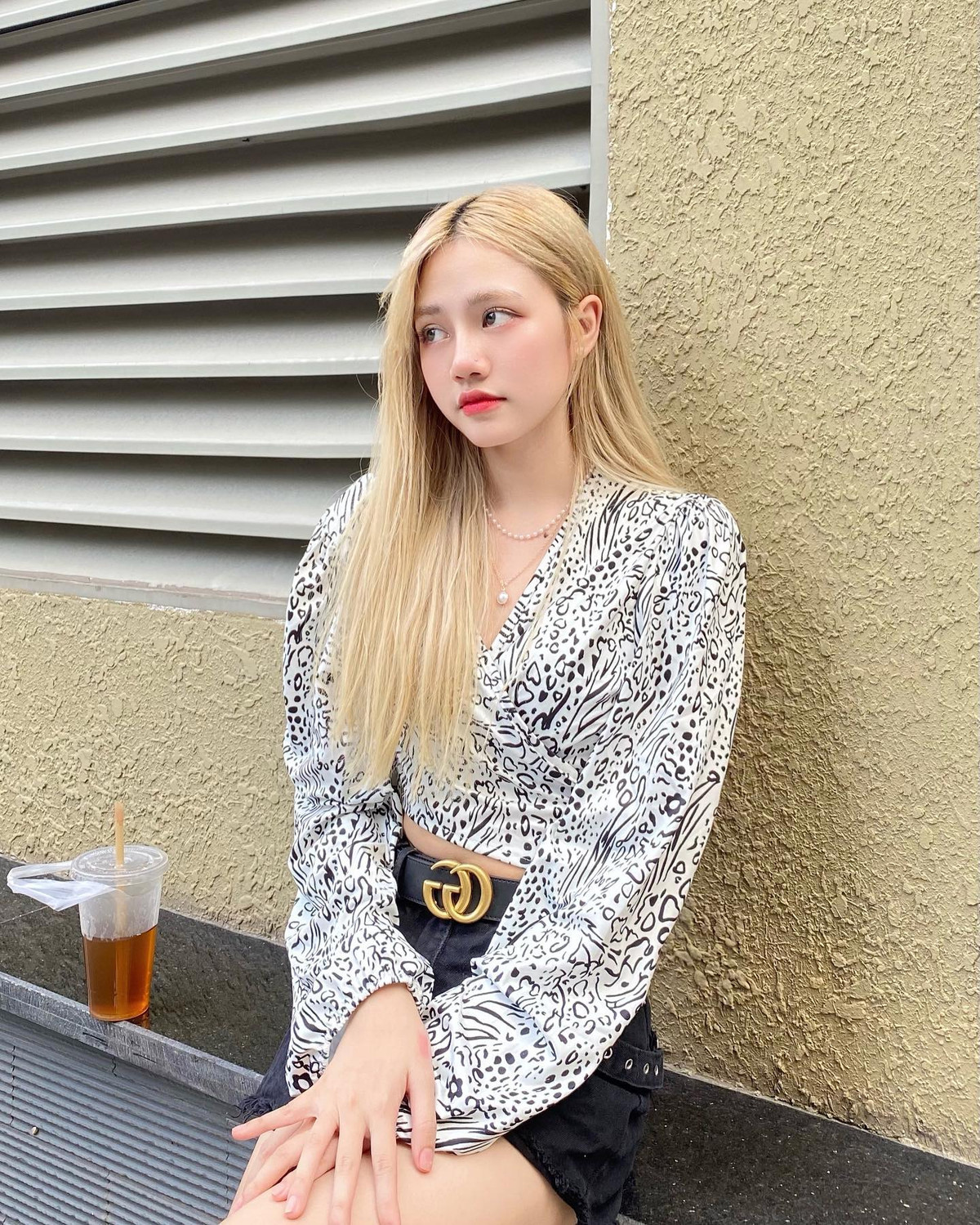 Không chỉ sở hữu ngoại hình xinh đẹp chẳng thua kém bất kì hot girl nào, Linh Chi còn là cô nàng đa tài, năng động khi làm cùng lúc nhiều công việc.