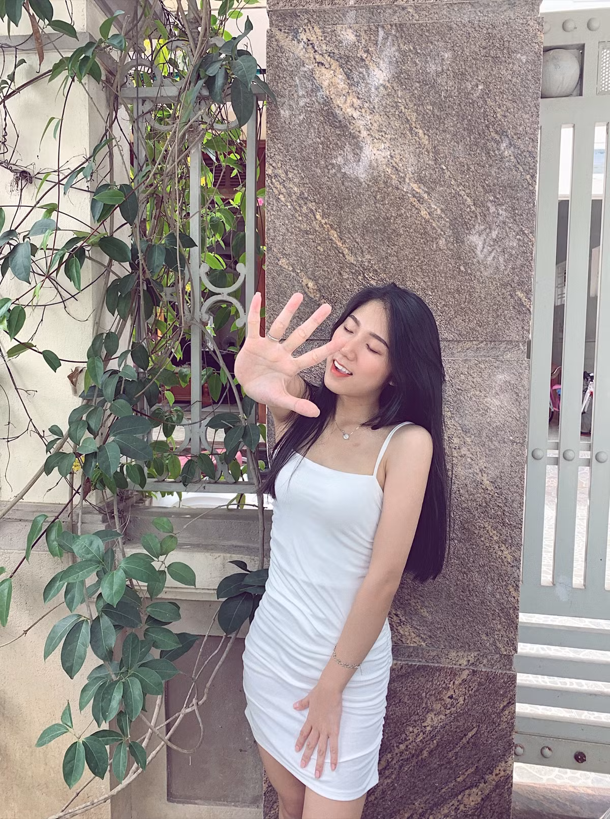 Cô bạn từng là Quán quân học sinh thanh lịch trường THPT Khánh Hòa (Thái Nguyên) năm 2016; Top 32 Sinh viên thanh lịch Học viện Tài chính.