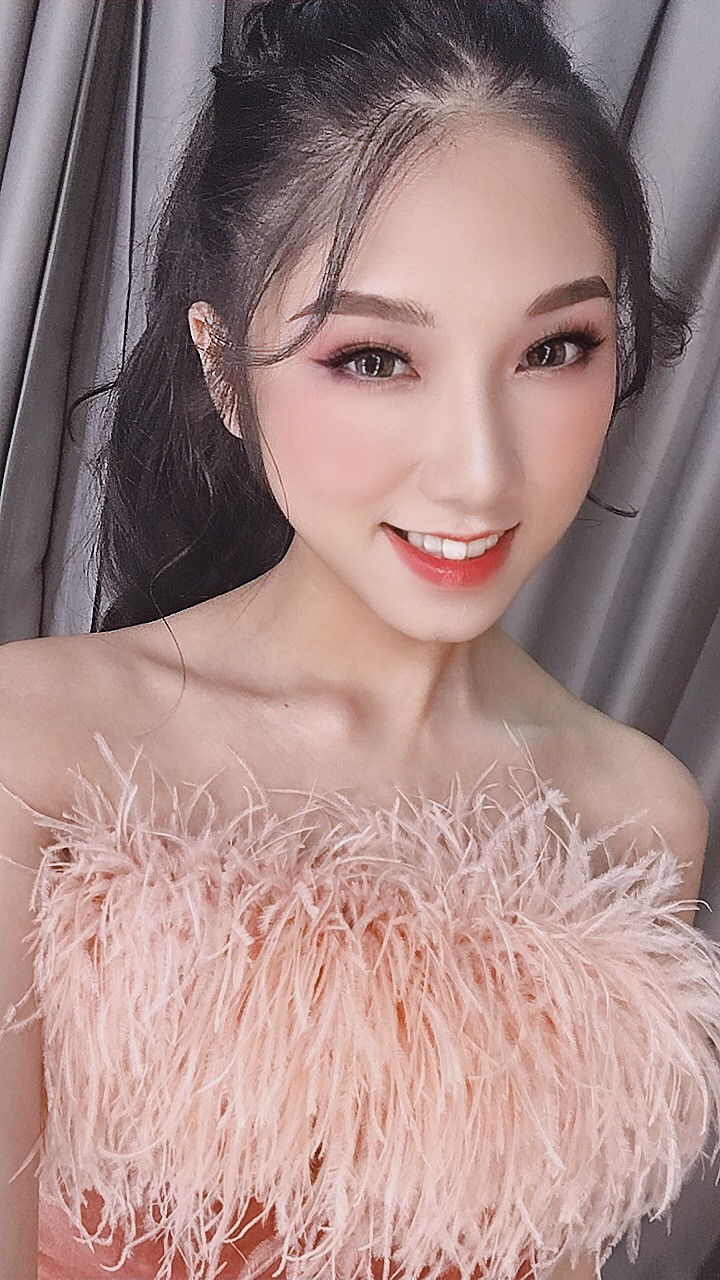 Mới chỉ 23 tuổi nhưng Hương Lan đã khiến nhiều người ngưỡng mộ bởi những hoạt động văn hóa nghệ thuật năng nổ của mình.