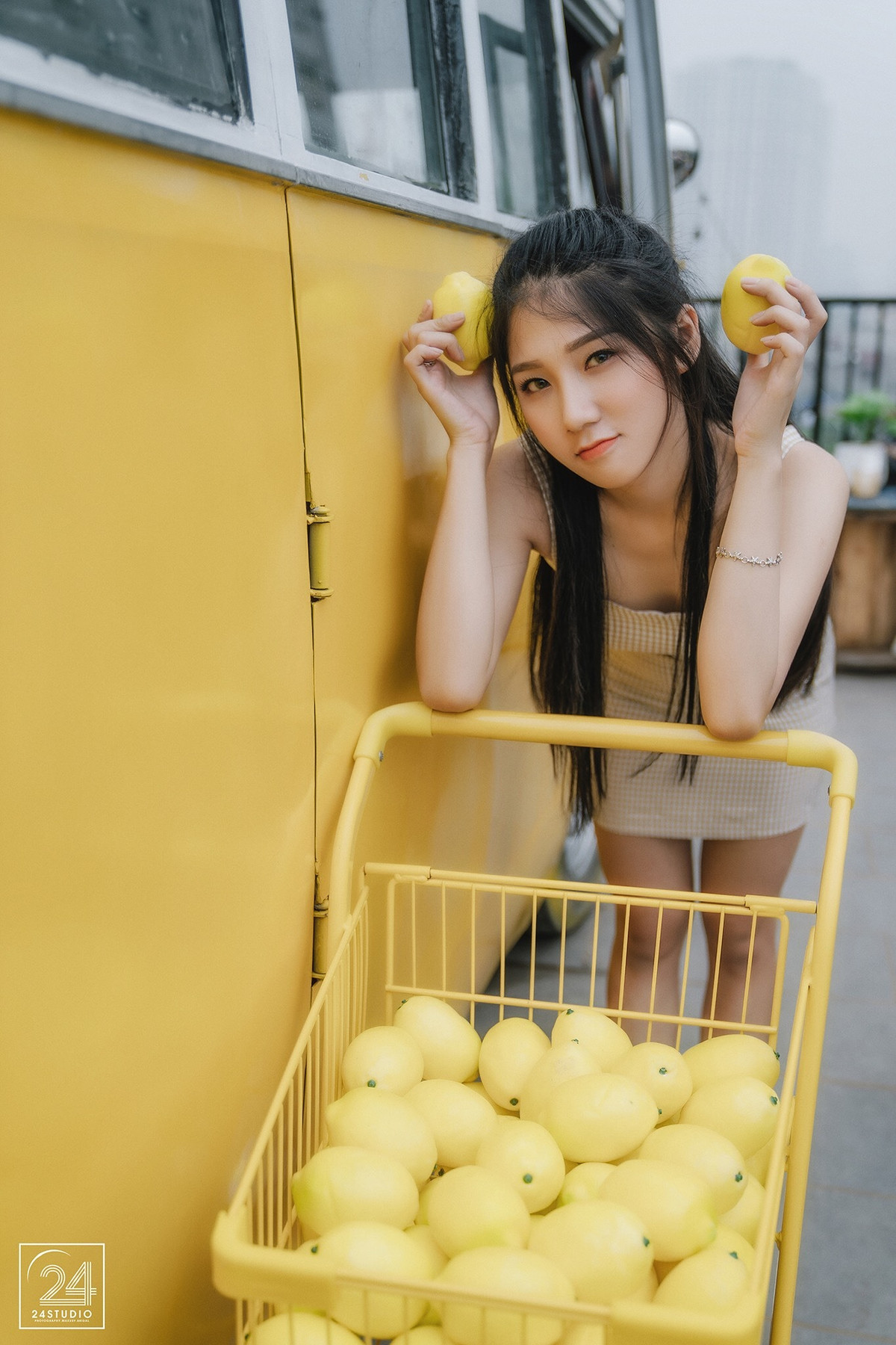 Đường cong quyến rũ của cô càng được tôn thêm trong các bộ trang phục ôm sát cơ thể.