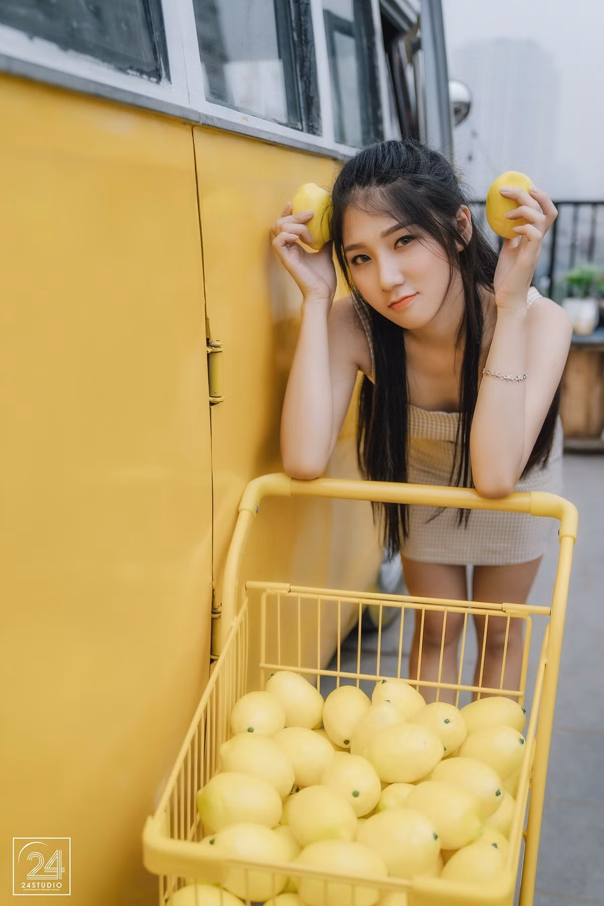 Đường cong quyến rũ của cô càng được tôn thêm trong các bộ trang phục ôm sát cơ thể.