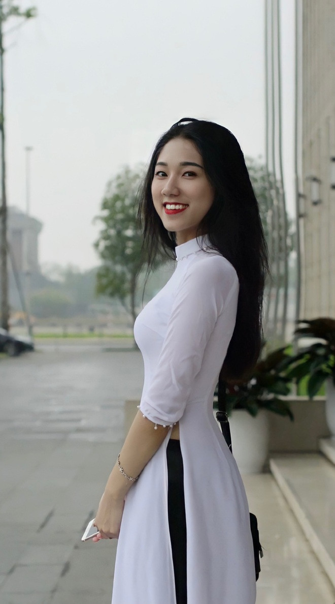 Dù bận dành nhiều thời gian cho việc học ở trường và ở nhà nhưng Hương Lan vẫn tận dụng thời gian rảnh rỗi để làm mẫu ảnh cho nhiều shop thời trang.