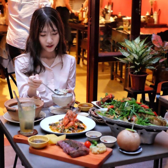 Có thể thấy, Đoan Minh đã làm công việc food blogger từ lâu, chỉ cần nhìn vào lượng bài viết trên Instagram là đủ hiểu.