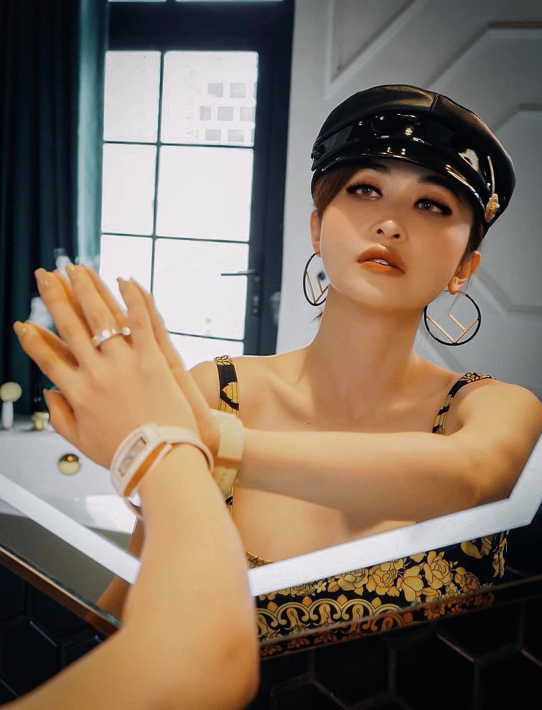 Đa phần mọi lời khen đều tập trung vào vòng eo "siêu mảnh" đầy cuốn hút dù đã là mẹ hai con của Mina Phạm.