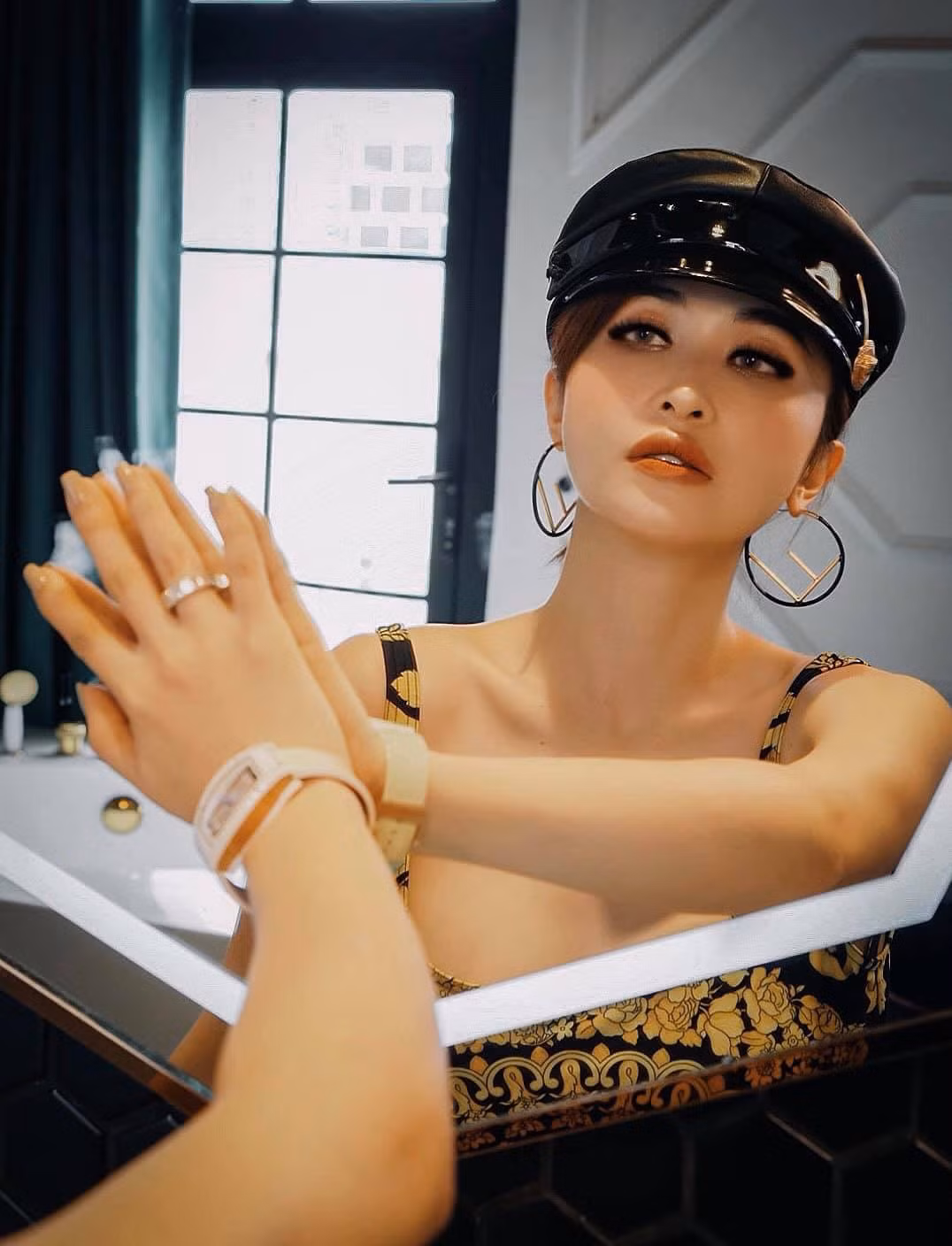 Đa phần mọi lời khen đều tập trung vào vòng eo "siêu mảnh" đầy cuốn hút dù đã là mẹ hai con của Mina Phạm.