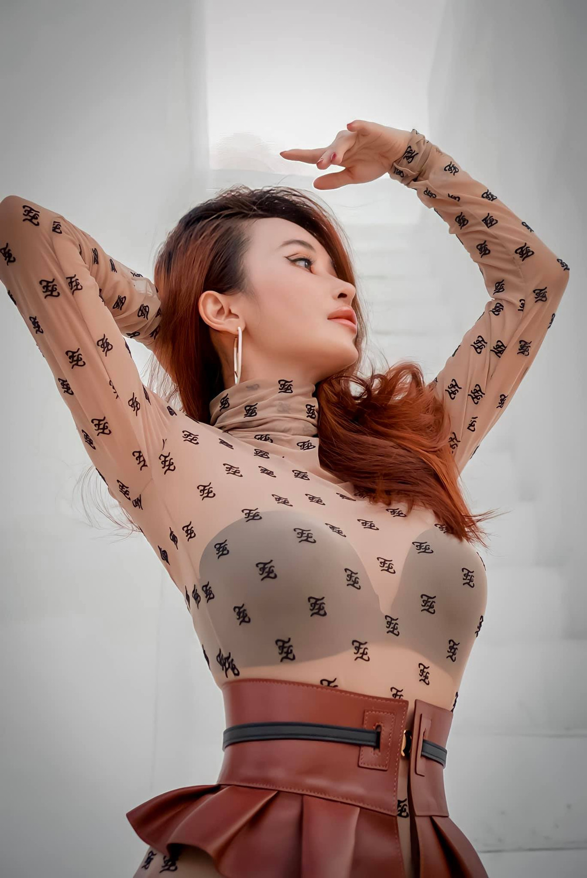 Bên cạnh đó, không ít netizen lại cho rằng bộ trang phục khá đẹp mắt, có ý nghệ thuật và không hề phản cảm như nhiều người nghĩ.