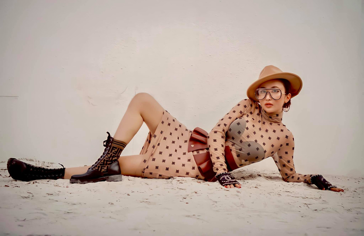 Trong trường hợp này, nhiều người gợi ý Mina Phạm có thể chọn áo bên trong có màu sắc khác. Hoặc, cô thay đổi màu sắc chiếc váy bên ngoài để phù hợp với nó.