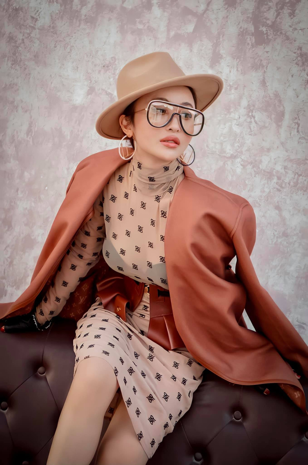 Mới đây, bà mẹ 2 con Mina Phạm lại tiếp tục "đốt mắt" cư dân mạng khi thực hiện bộ ảnh diện áo xuyên thấu. Mặc dù đây là bộ ảnh nghệ thuật nhưng cũng nhận về không ít ý kiến trái chiều.