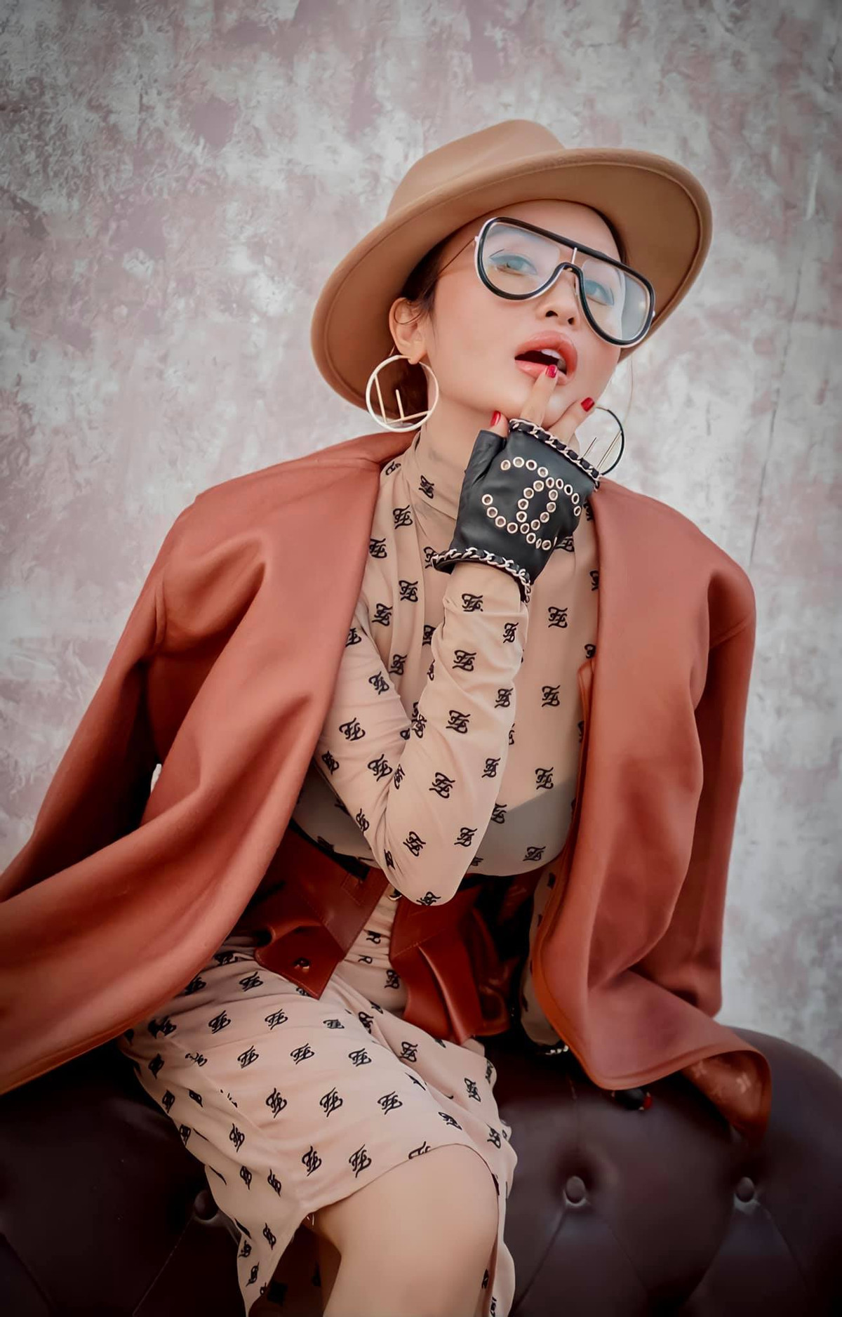 Tuy nhiên, việc lựa chọn áo lót màu đen nổi bật bên trong đã khiến bộ ảnh "mất điểm", không ít cư dân mạng cho rằng nó hơi phản cảm.