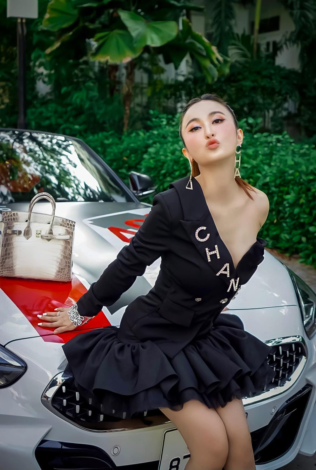 Đặc biệt, netizen vô cùng thích thú với phong cách thời trang được cho là khá nổi loạn của bà vợ hai Minh Nhựa thời gian gần đây.