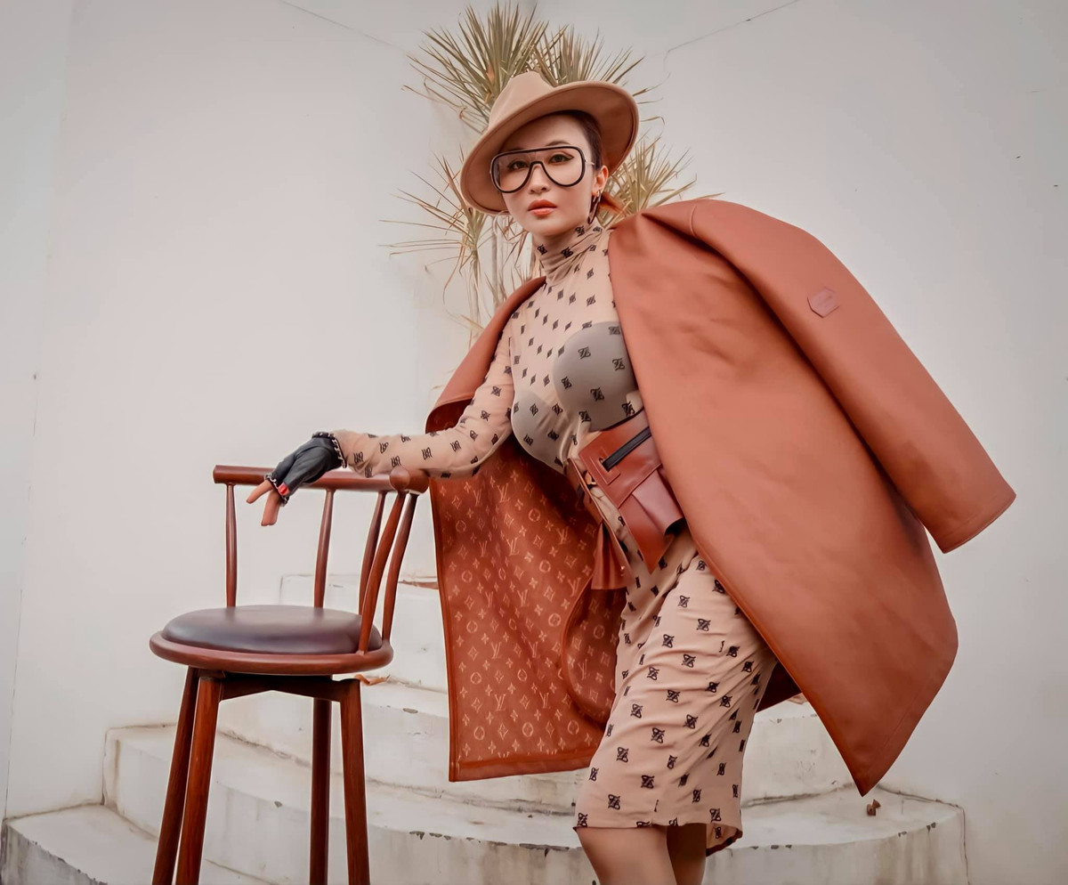 Mina Phạm đã lựa chọn mặc váy xuyên thấu, chọn áo ngực màu đen, thu hút mọi ánh nhìn, tạo dáng vô cùng nghệ thuật.